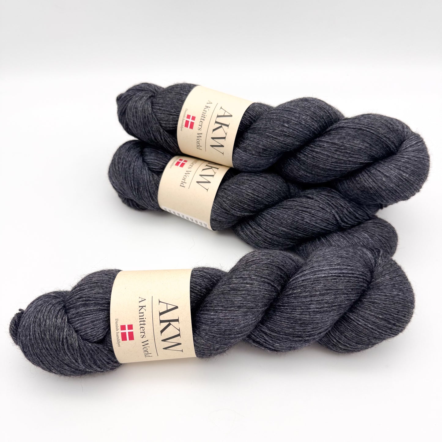 Handgeverfd minkgaren in de kleur Donkere Nacht – zacht luxegaren van A Knitters World