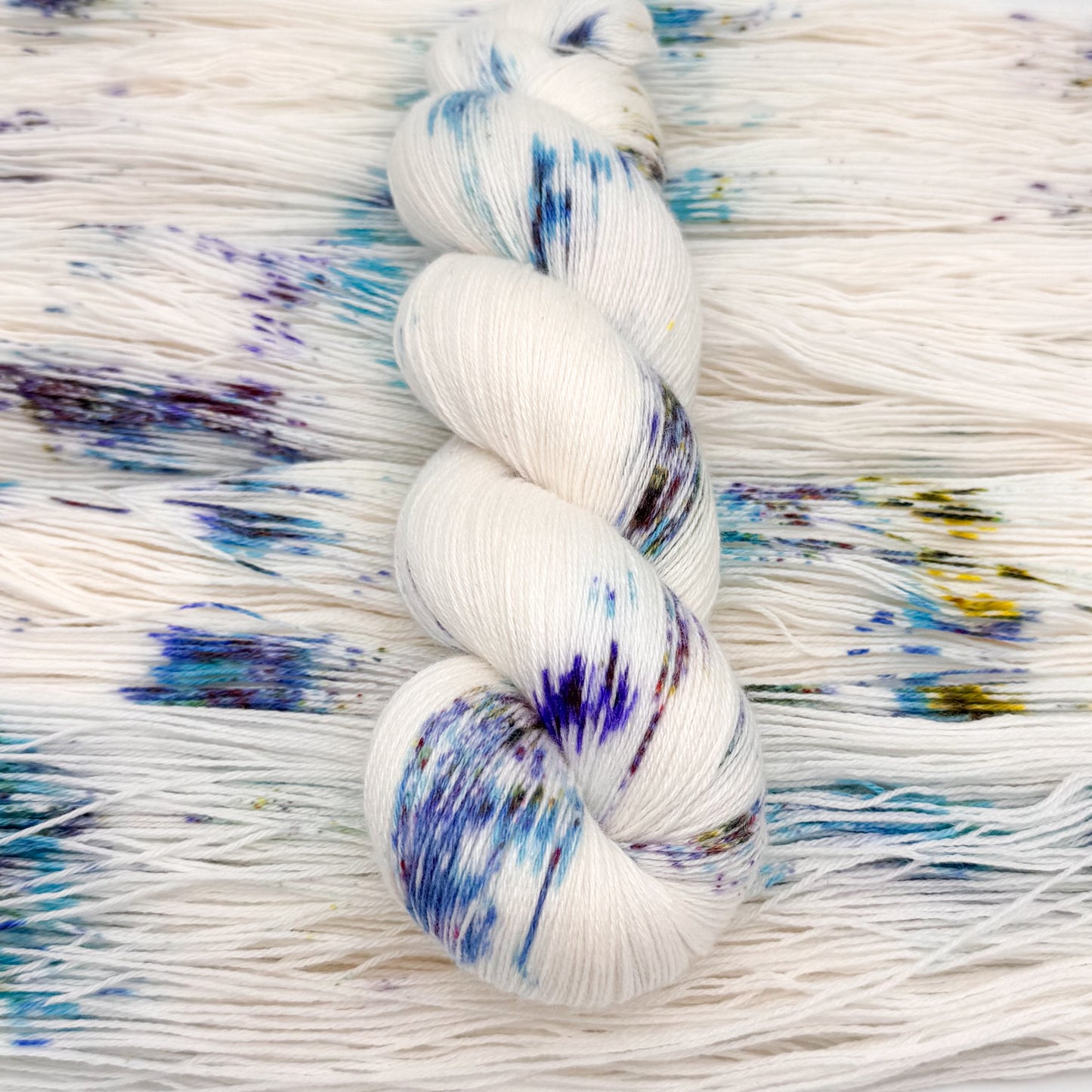 Håndfarvet minkgarn i farven Wild Spring – blødt luksusgarn fra A Knitters World