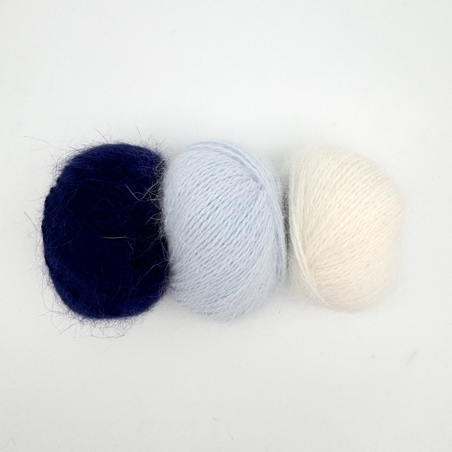Fluffy angora garn i farven Ice Blue – AKW Skala B luksusgarn fra A Knitters World