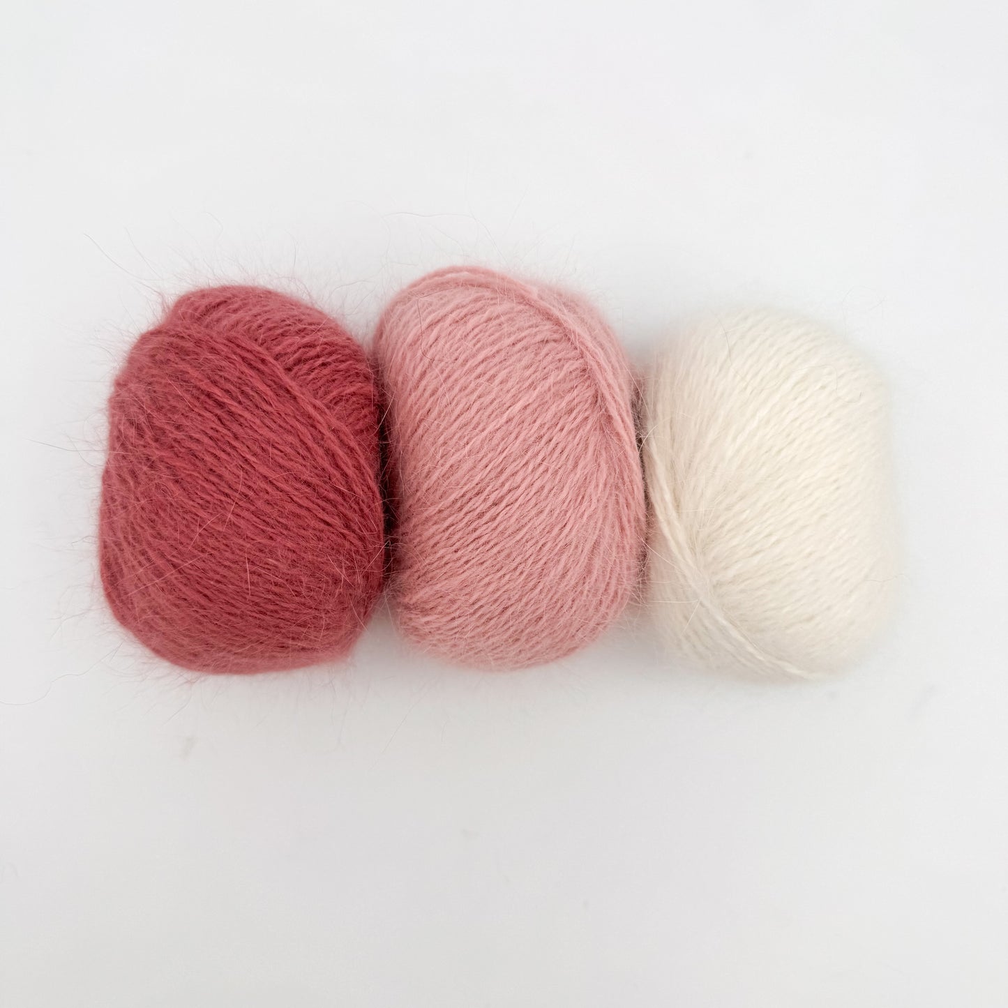 Fluffy angora garn i farven Watermelon – AKW Skala B luksusgarn fra A Knitters World