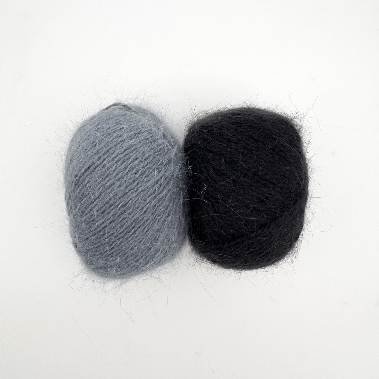 Fluffy angora garn i farven Greyish Blue – AKW Skala B luksusgarn fra A Knitters World