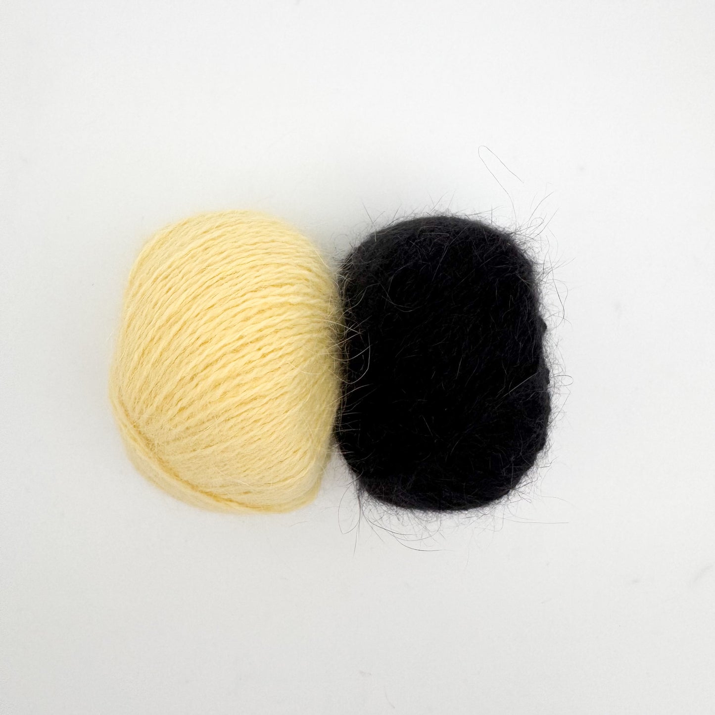 Fluffy angora garn i farven Black – AKW Skala B luksusgarn fra A Knitters World