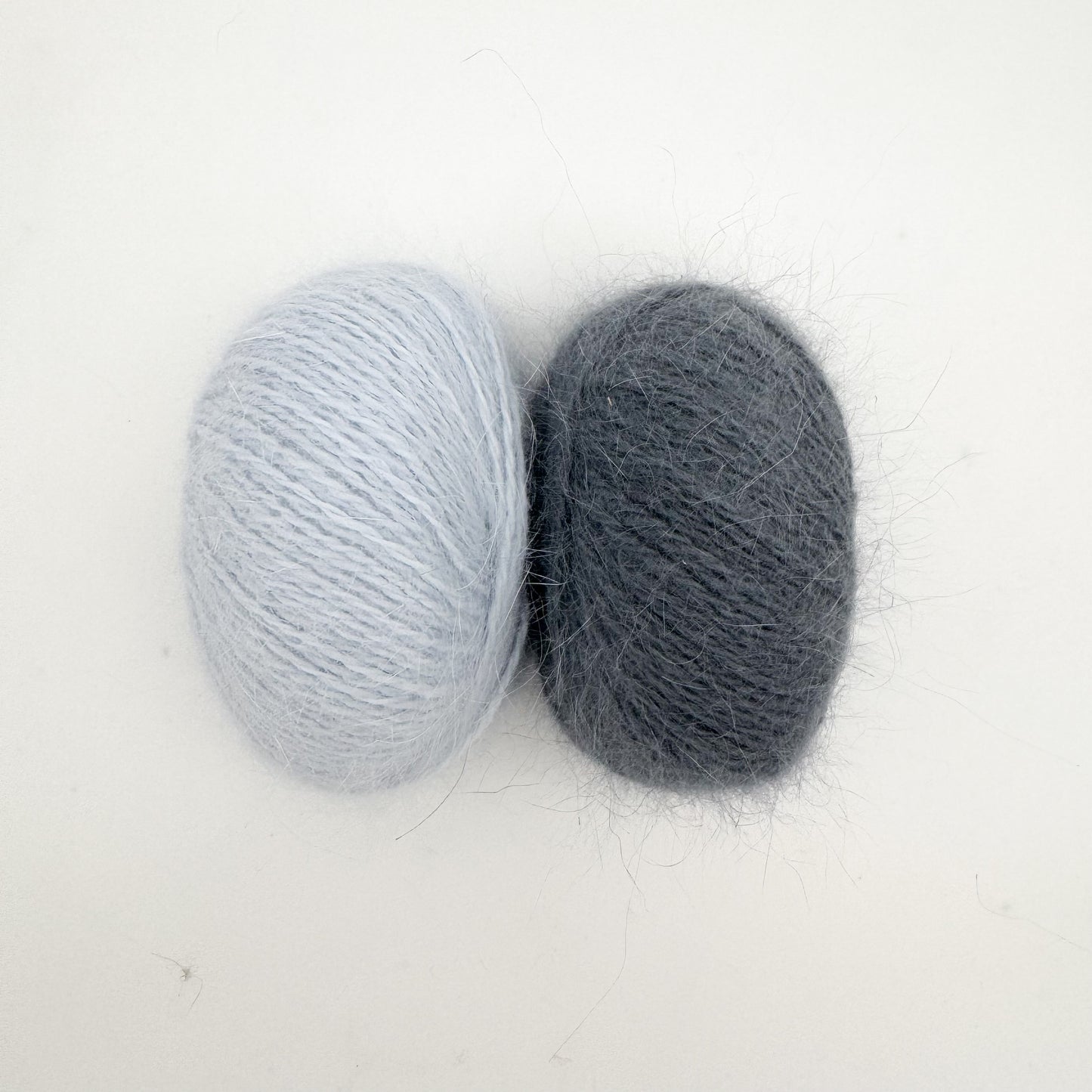 Fluffy angora garn i farven Ice Blue – AKW Skala B luksusgarn fra A Knitters World