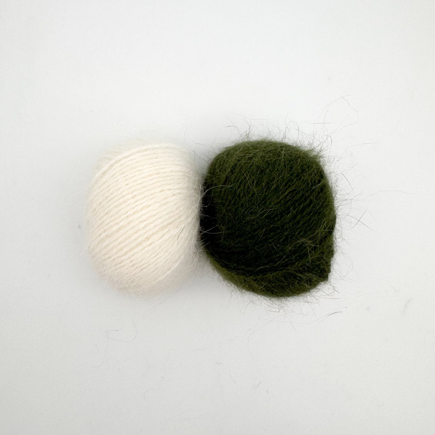 Fluffy angora garn i farven Forest Green – AKW Skala B luksusgarn fra A Knitters World