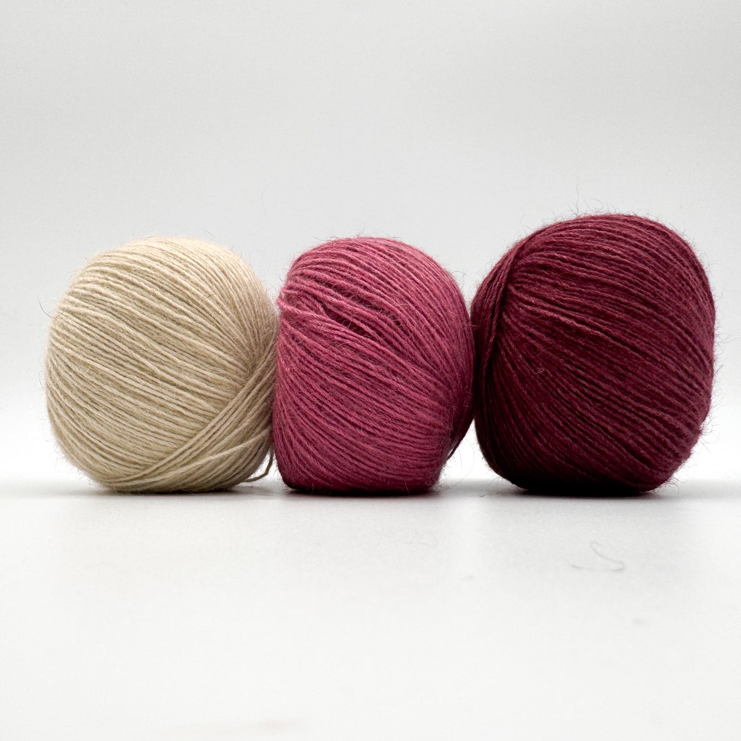 Possum garn i farven Rasberry – AKW Skala A luksusgarn med cashmere og mulberry silke