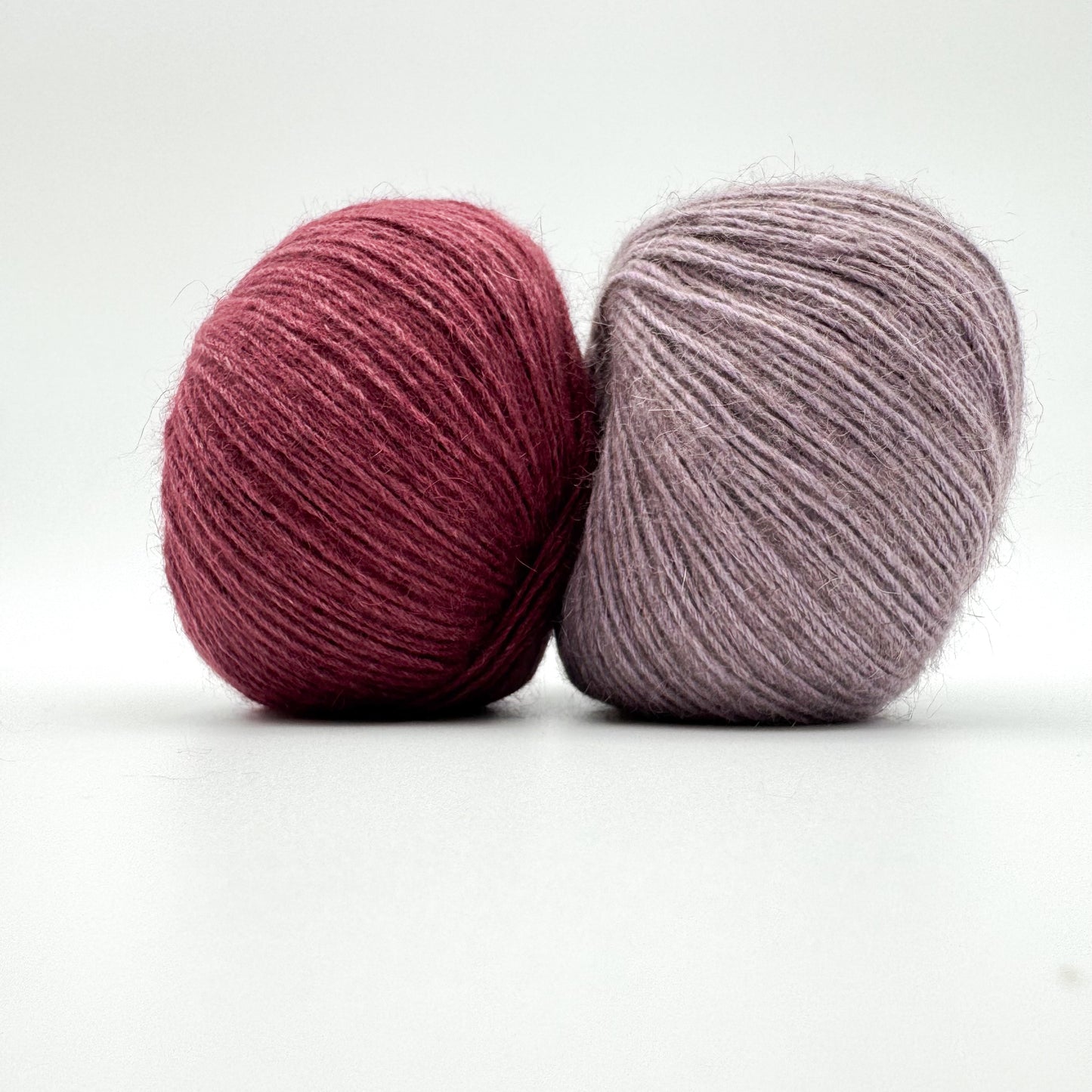 Possum garn i farven Dark Rasberry – AKW Skala A luksusgarn med cashmere og mulberry silke