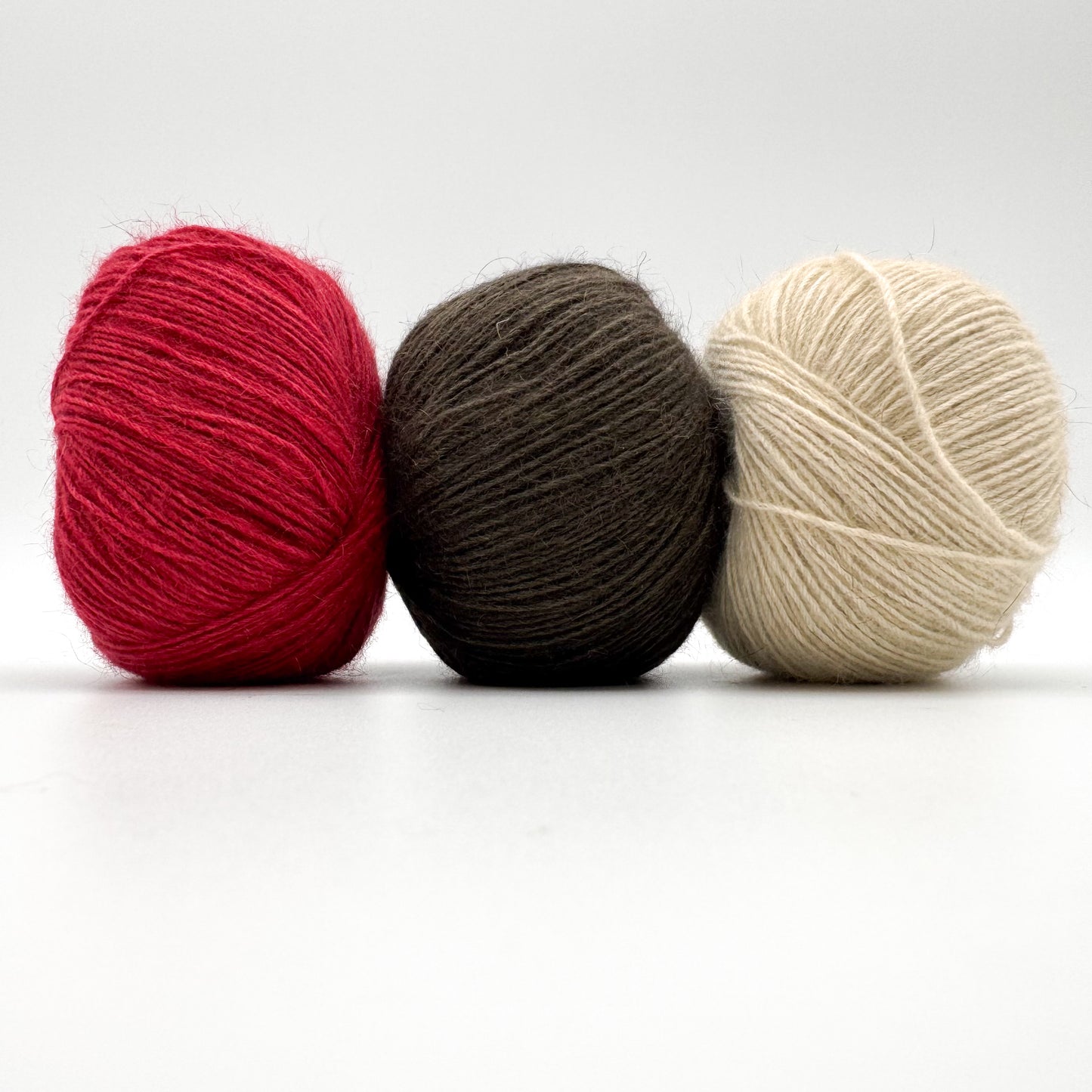 Possum garn i farven Amaranth Red – AKW Skala A luksusgarn med cashmere og mulberry silke