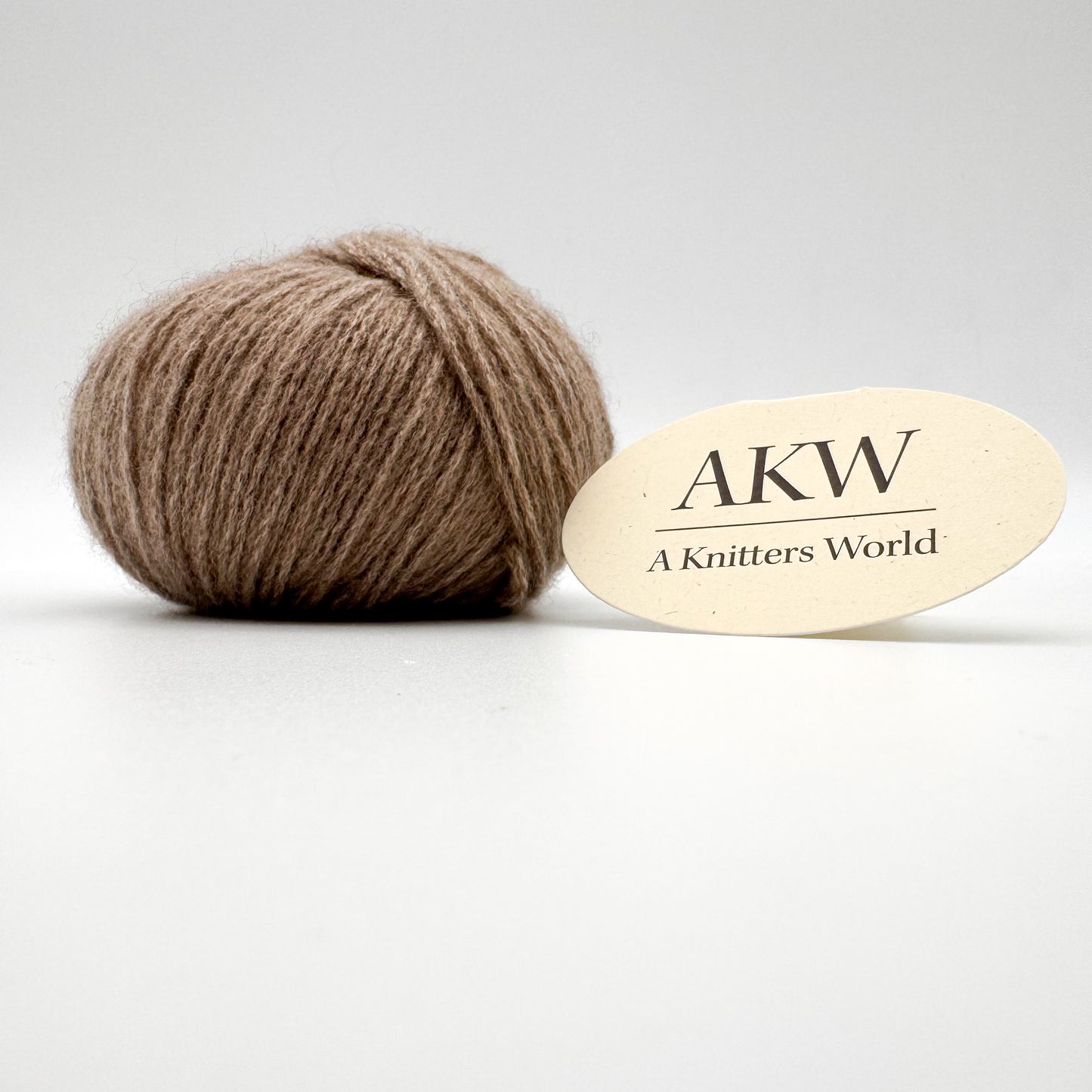 Cashmere garn i farven Beige – 100% Mongolian Cashmere, AKW Skala A fra A Knitters World