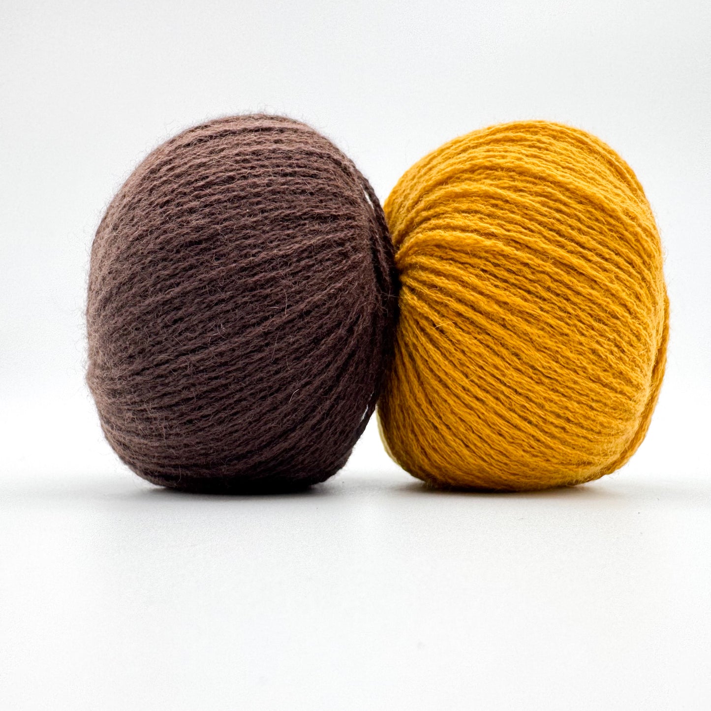 Cashmere garn i farven Mustard – 100% Mongolian Cashmere, AKW Skala A fra A Knitters World