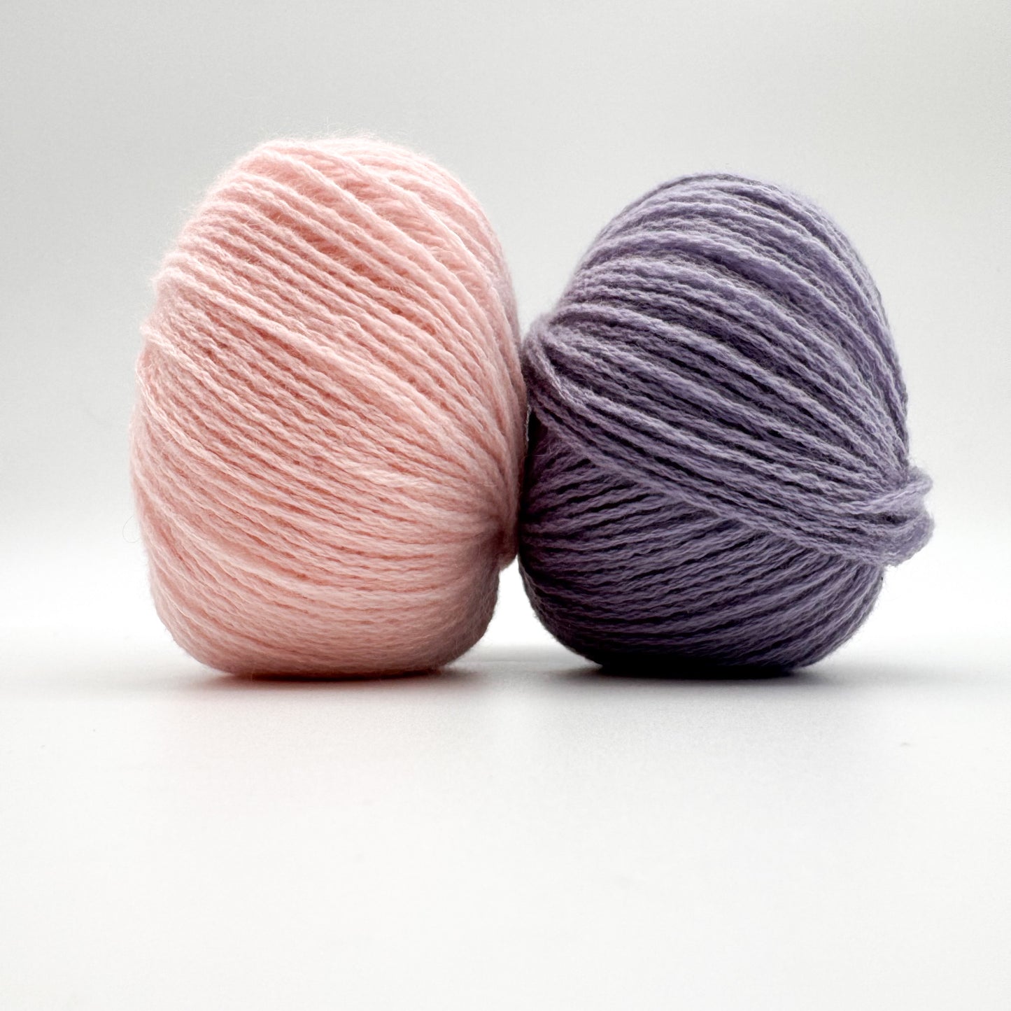 Cashmere garn i farven Lavender – 100% Mongolian Cashmere, AKW Skala A fra A Knitters World