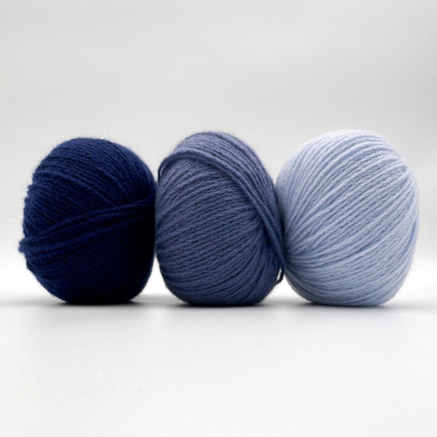 Cashmere garn i farven Jeans Blue – 100% Mongolian Cashmere, AKW Skala A fra A Knitters World